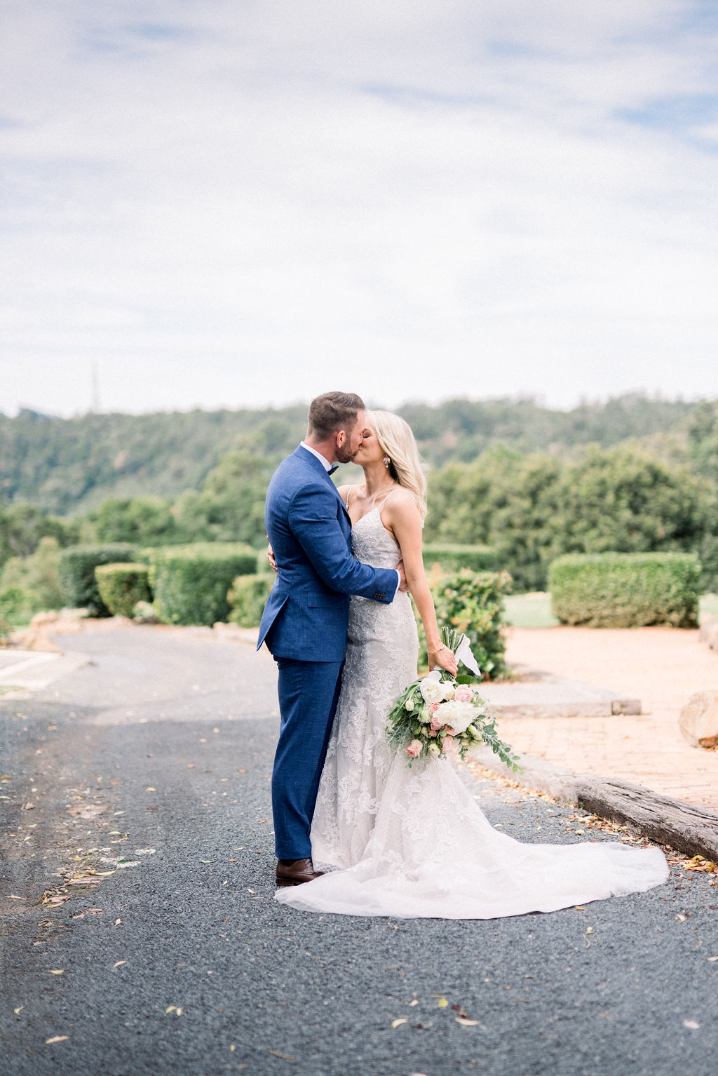 Hampton estate wines wedding couple with beautiful views