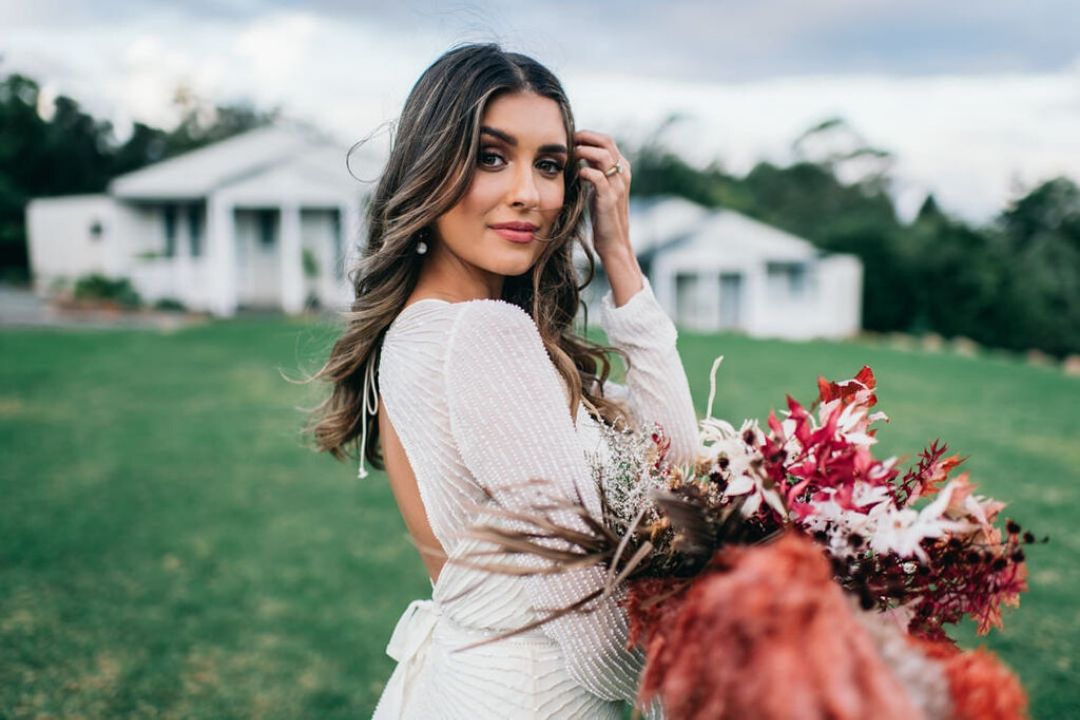 The Green at Hampton estate wines bride with bouquet